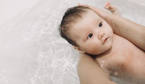 ¿Cada cuánto bañar al bebé?