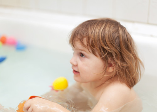 ¿Puede un niño bañarse con varicela?