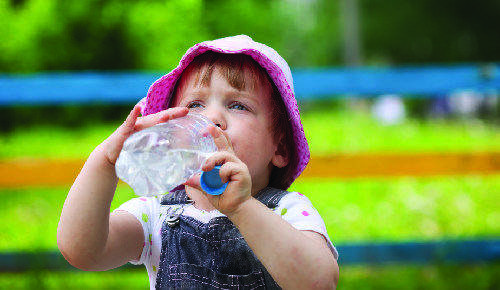 ¿Mi bebé puede tomar agua?