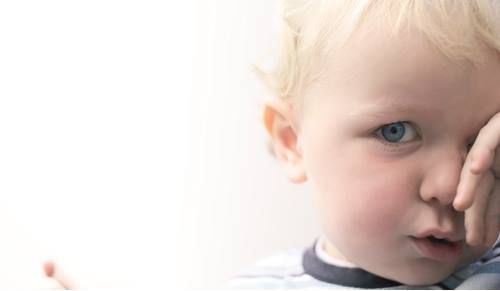 Cómo poner gotas en los ojos de los niños