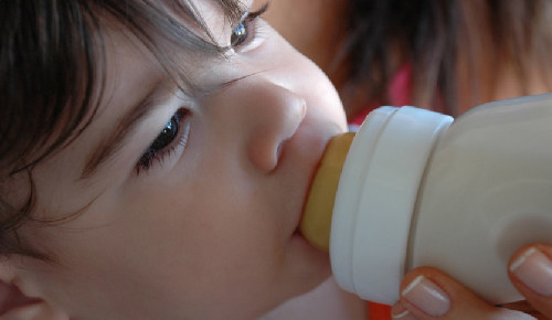 ¿Cuándo empezar con la leche de vaca para el bebé?