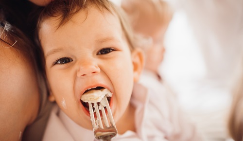 Cómo enseñar a comer a un niño