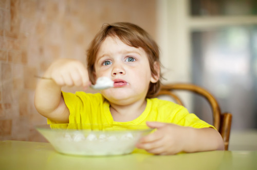 Qué hago si mi hijo(a) coge la cuchara cuando lo alimento?