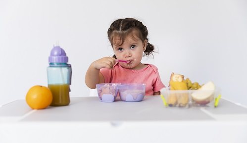 ¿A qué edad puede comer un bebé compota?