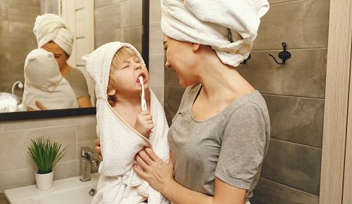 Consejos para que los niños adquieran buenos hábitos de limpieza bucodental