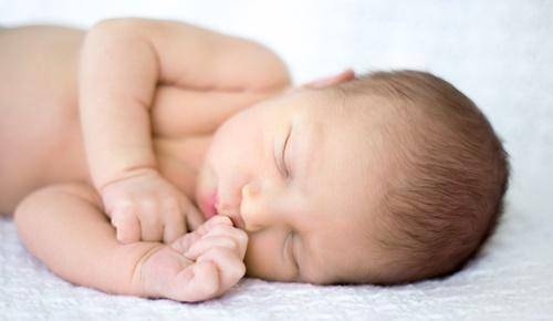 ¿Cuándo un bebé empieza a dormir toda la noche?