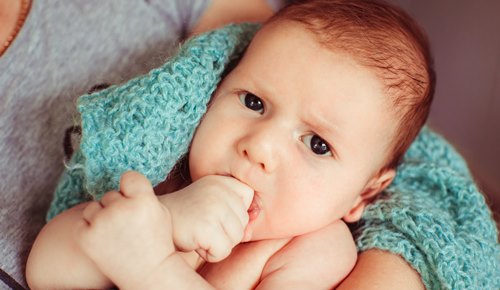 ¿por qué los bebés fruncen el ceño?