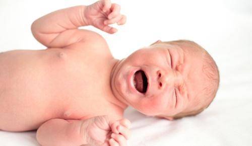 ¿Por qué los bebés tienen cólicos?