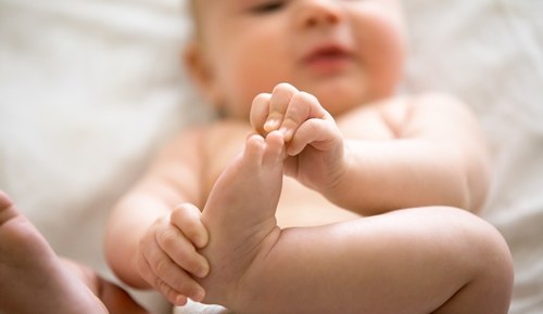 ¿Por qué los bebés mueven mucho las piernas?