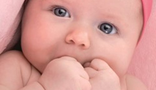 ¿Por qué los bebés mueven mucho las manos?