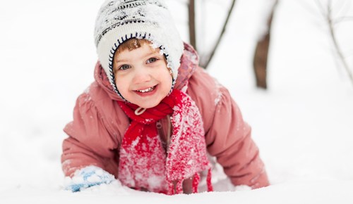 Cuidado con la congelación o la hipotermia al jugar al aire libre en invierno