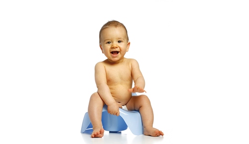 ¿A qué edad empiezan a ir al baño solos los bebés?