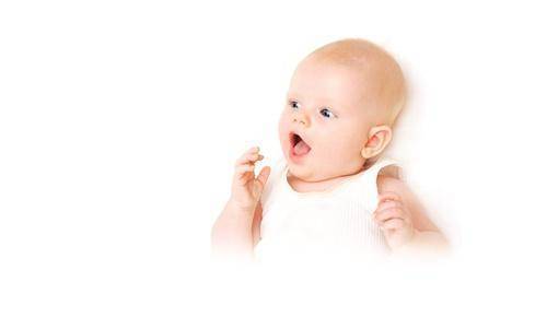 ¿Es normal que el bebé tenga la lengua oscura?