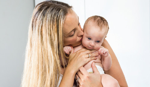 ¿En qué semana bajan los testículos del bebe?