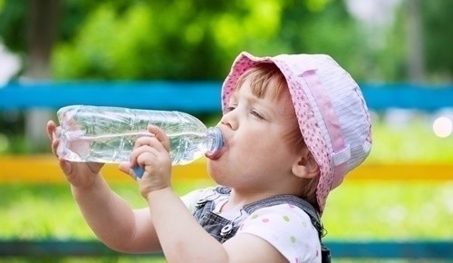 Enseñar al bebé a tomar agua en vaso