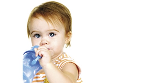 ¿Cuándo un bebé debe empezar a tomar agua?