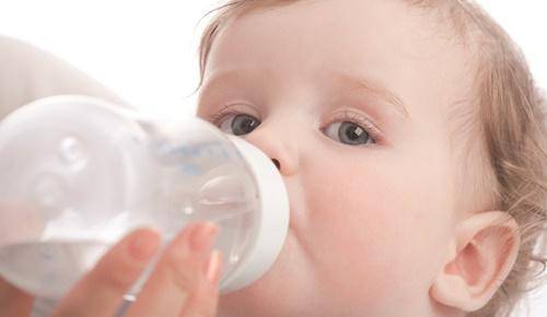 ¿Con cuántos meses el bebé bebe agua?