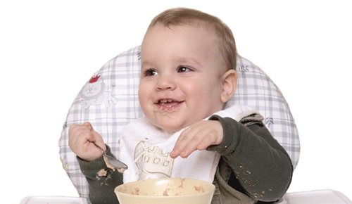 ¿A qué edad comienzan a comer solos los bebés?