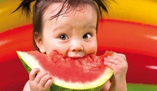 ¿Puede un bebé comer sandía?