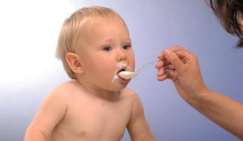 Enseñar al bebé a comer con cuchara