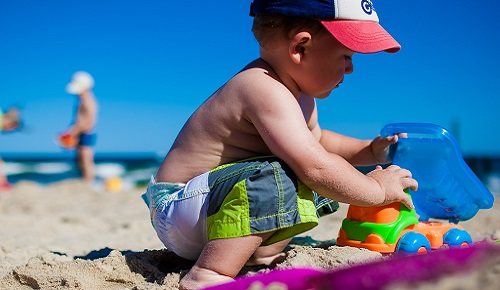 ¿qué necesito llevar para ir a la playa con mi hijo?