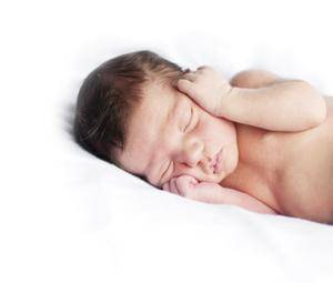 ¿Por qué los recién nacidos se asustan cuando duermen?