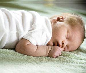 ¿A partir de qué edad se puede dormir al bebé con un peluche?