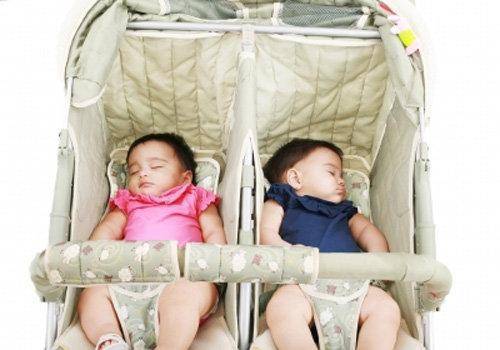 ¿Los gemelos deben dormir juntos o separados?