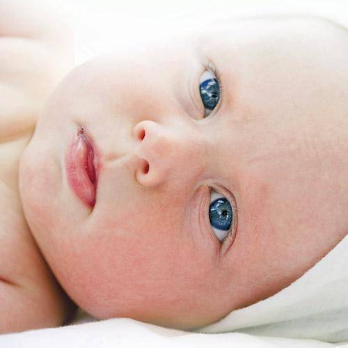 ¿Por qué los recién nacidos tienen los ojos grises?