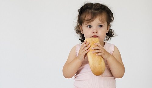 ¿A qué edad puede comer un bebé pan?