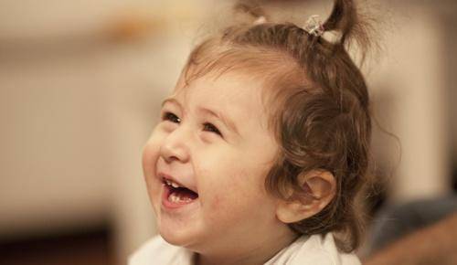 ¿A qué edad empiezan a reír los bebés?