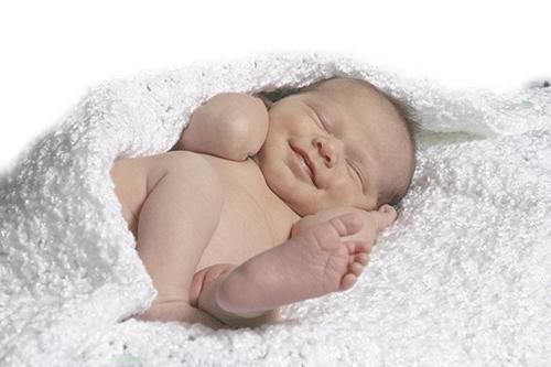 ¿Por qué los recién nacidos cierran las manos?