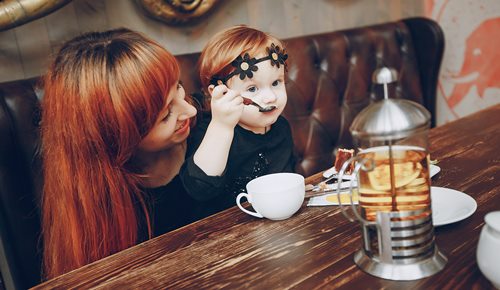 Cómo entretener a niños en un restaurante