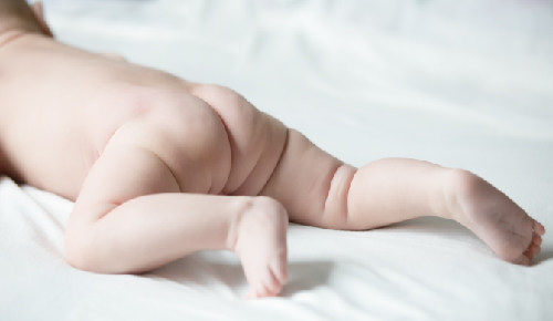 ¿Por qué los recién nacidos se estiran mucho?