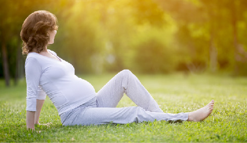 ¿Qué es bueno para los pies hinchados en el embarazo?