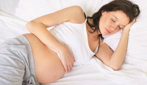 ¿Puede una embarazada dormir en el piso?