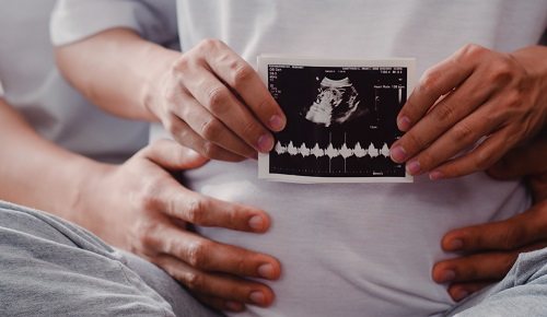 ¿Por qué el feto se enreda con el cordón umbilical?