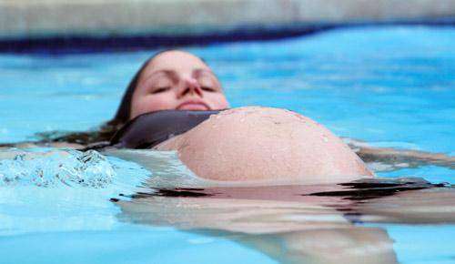 Ejercicios en la piscina para embarazadas