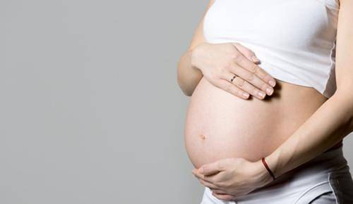 ¿Por qué en el embarazo se hace una línea en la panza?