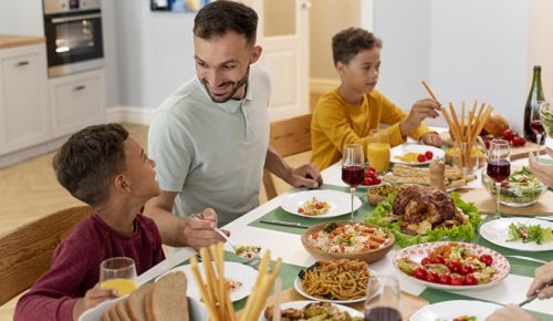 Cenar tarde está asociado con obesidad, marcadores inflamatorios y alteraciones del ritmo circadiano en niños
