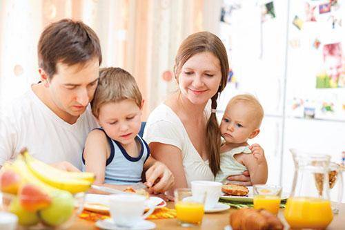 ¿Cómo comen tus hijos? Ayúdalos a comer de manera saludable