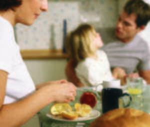 Cómo enseñar a comer solo a un niño