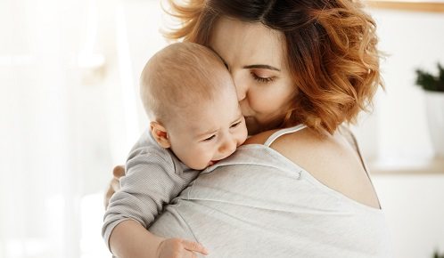 Los bebés muestran respuestas fisiológicas específicas a los abrazos de los padres
