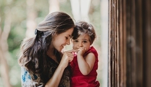 El autoritarismo de las madres puede llevar a los hijos a problemas con el alcohol