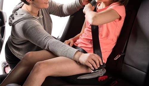 ¿Por qué es importante usar un alzador en cualquier trayecto con el coche?