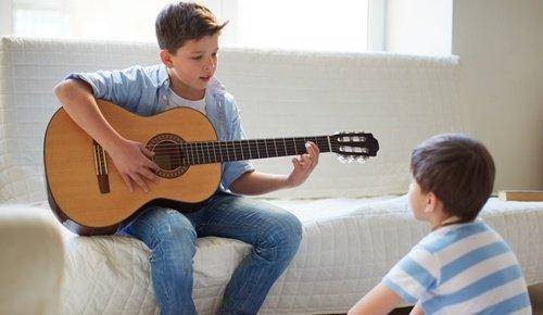 Cómo enseñar guitarra a los niños