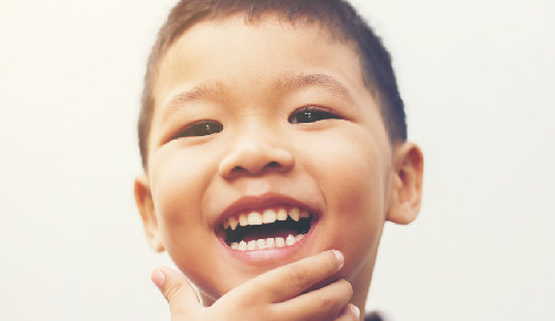 ¿Por qué mi hijo rechina los dientes?