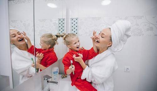 ¿Puede un niño usar pasta de dientes para mayores?