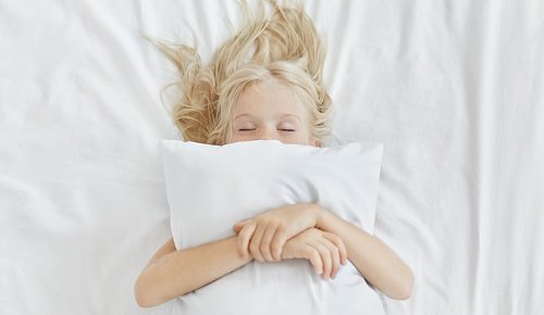 ¿Por qué hay bebés y niños que se mueven mucho al dormir?