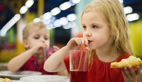 ¿Cómo afectan las bebidas azucaradas al cerebro de los niños?